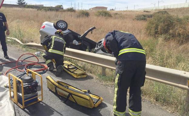 Una mujer herida tras volcar con su vehículo en un acceso a la capital