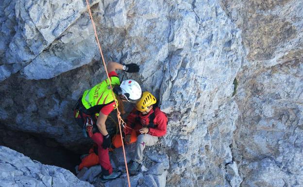 Protección Civil rescata a una montañera herida en Posada de Valdeón