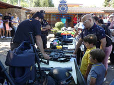 La Policía Nacional celebra una jornada para los niños en el Coto Escolar