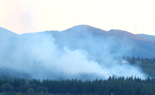 Extinguido el incendio de Molinaseca tras calcinar 2,5 hectáreas de pinar y matorral