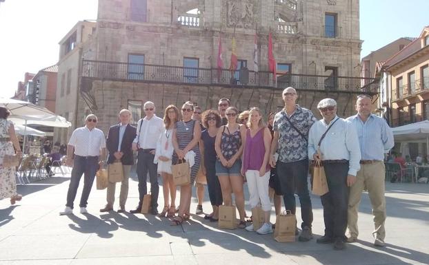 Turoepradores brítanicos subrayan en Astorga el cambio del turismo de sol y playa hacia cultura y gastronómía