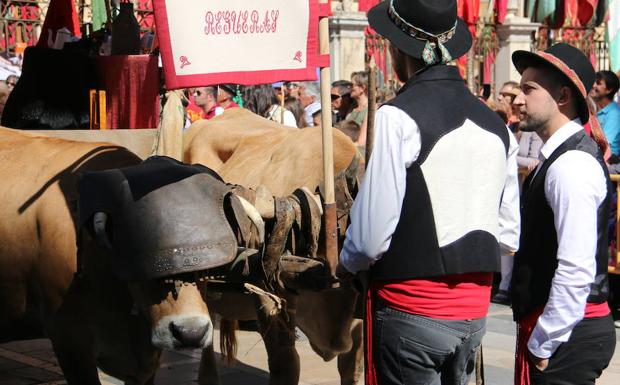 leonoticias.tv | Desfile de pendones y carros engalanados en León