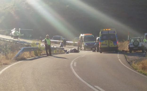 Tres motoristas heridos, al menos uno de gravedad, tras colisionar con una furgoneta en Cármenes