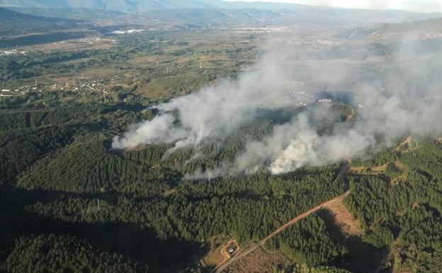 Un incendio calcina 4,5 hectáreas en Cuadros y los agentes logran controlar otro en Palacios del Sil