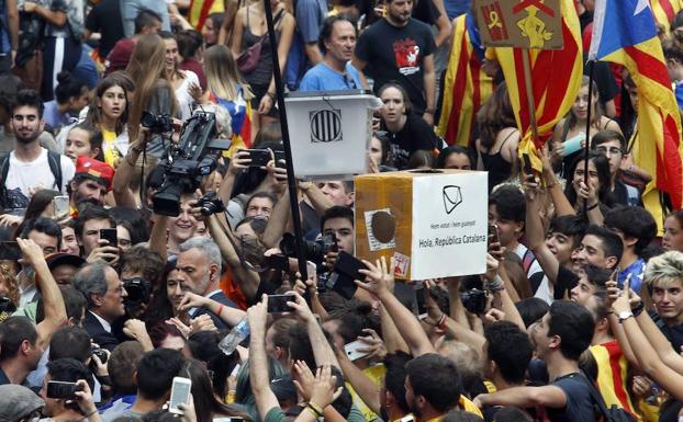 La presión de la calle se vuelve en contra del Gobierno catalán un año después del 1-O