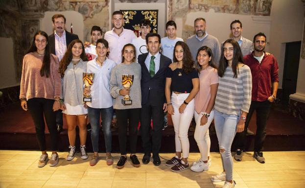 Las selecciones de pádel de Castilla y León campeonas de España por autonomías de menores reciben el homenaje de la Junta