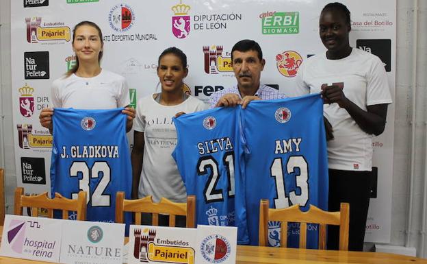 Julia Gladkova, Amy Syll y Roselis Silva, presentadas con el Embutidos Pajariel