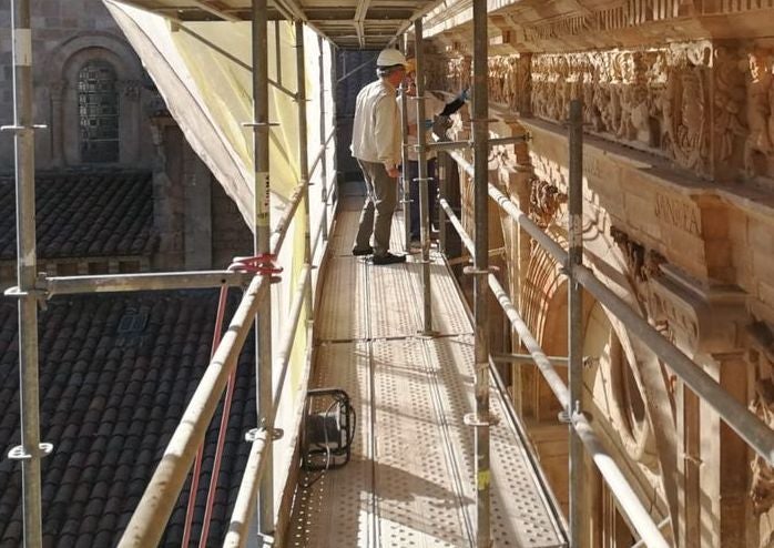 La restauración del Claustro de San Isidoro ya va cogiendo color