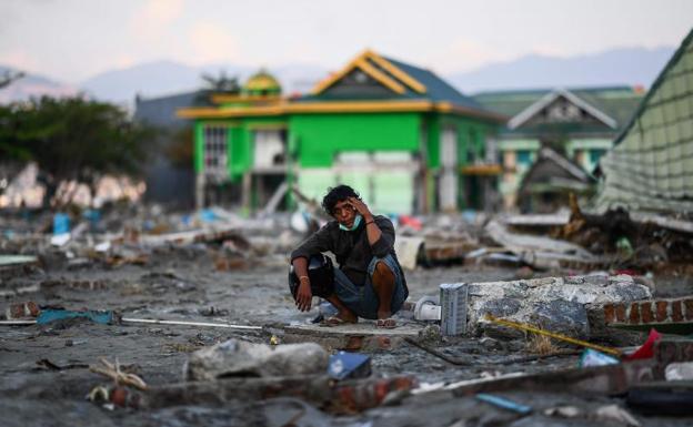 Hallan vivos a 31 menores atrapados en dos escuelas tras el seísmo en Indonesia