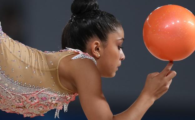 La pelota impulsa a Paula Serrano