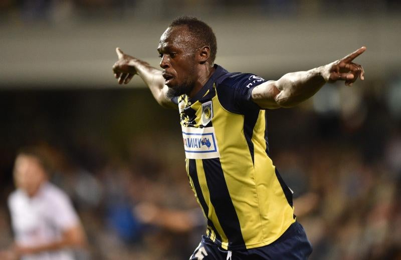 Bolt debuta como titular y hace un doblete