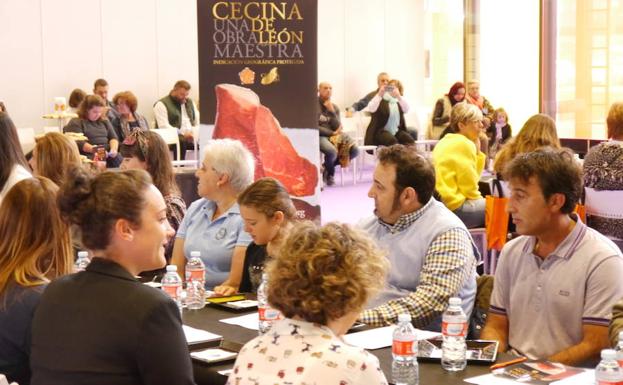 60 leoneses soplan velas con una cata de Cecina de León en el marco de la Feria de Productos