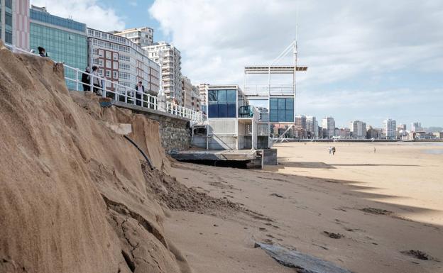 La pérdida de arena obliga a revisar las estructuras de San Lorenzo, la 'playa de León'