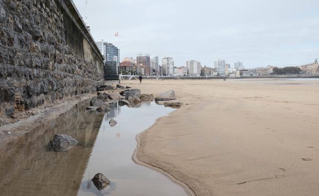 La pérdida de arena obliga a revisar las estructuras de San Lorenzo, la 'playa de León'