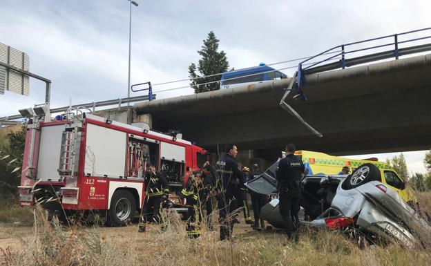 Un conductor pierde el control de su vehículo en la LE-30 y se precipita a la ribera del río Bernesga