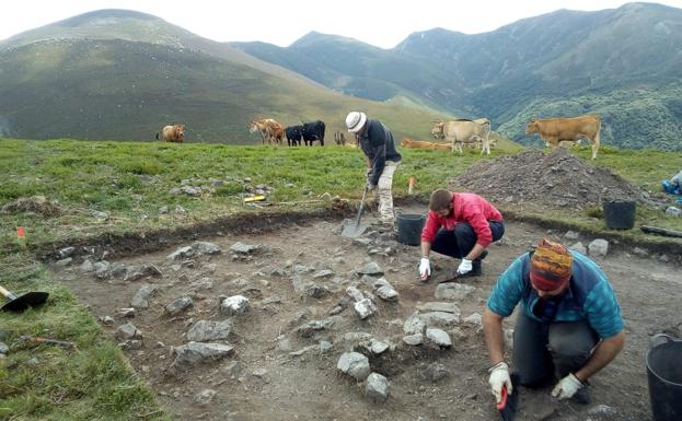 Alertan de la presencia de expoliadores en el yacimiento romano de la Vía Carisa tras finalizar la excavación en León