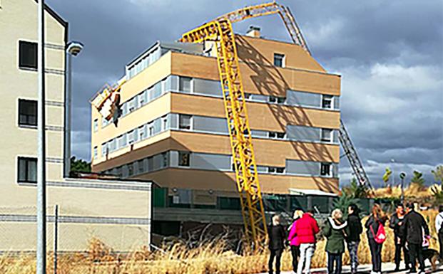 Una grúa torre se precipita sobre un edificio en Soria