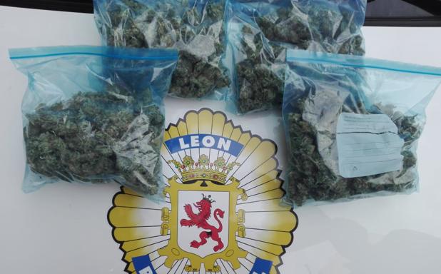 La Policía Local detiene a tres personas que poseían medio kilo de marihuana tras darse a la fuga
