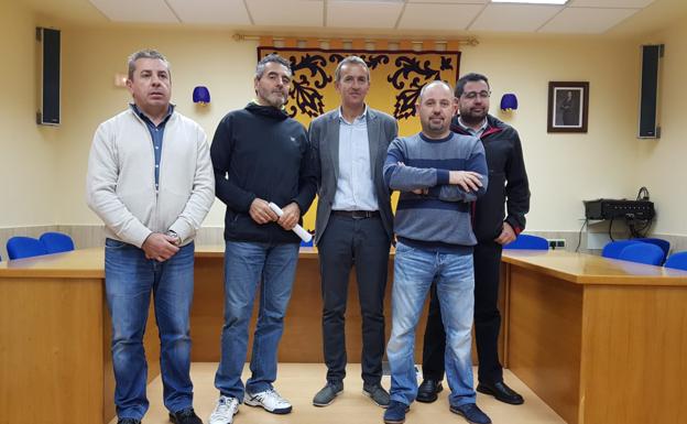 Cuatro miembros del comité de empresa de Peal se encierran en el Ayuntamiento de La Robla