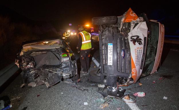 Muere el conductor de un coche que iba sin luces y chocó con una ambulancia en Granada