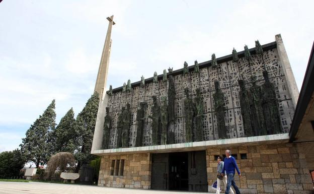 El Colegio Divina Pastora peregrina a La Virgen del Camino con el lema 'Sonríe a la Vida'