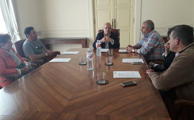 Los vecinos del Puente Villarente trasladan sus quejas por las obras de la N-601 al subdelegado de Gobierno