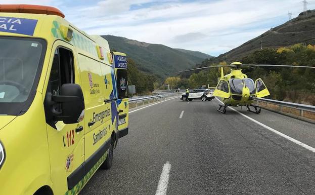 Evacúan al Hospital del Bierzo a un varón excarcelado por los bomberos tras volcar con su camión en la A-6