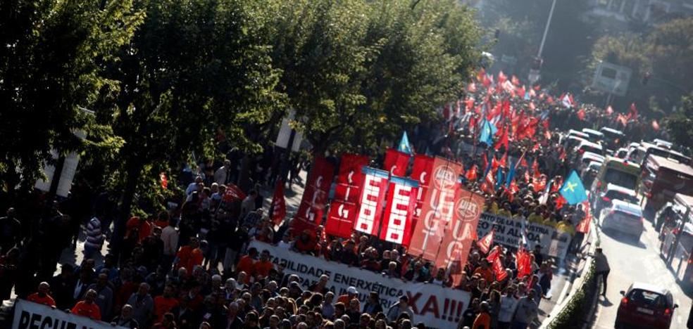 Miles de personas se manifiestan en A Coruña contra el cierre de Alcoa