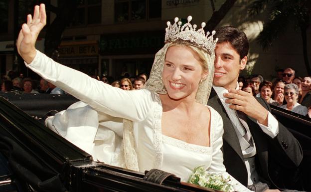 Eugenia Martínez de Irujo luce la tiara de su boda con Fran Rivera