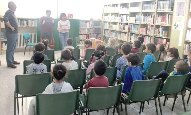 La biblioteca de Trobajo del Camino conmemora el Día de la Biblioteca con cuentacuentos para educar en valores