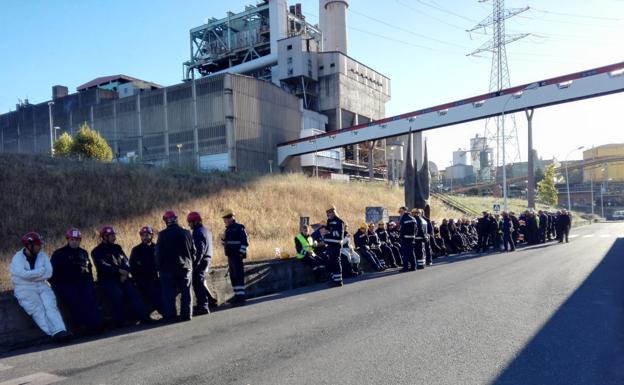 Los trabajadores de las auxiliares de Endesa endurecerán sus protestas ante el silencio de la eléctrica para garantizar los 170 empleos