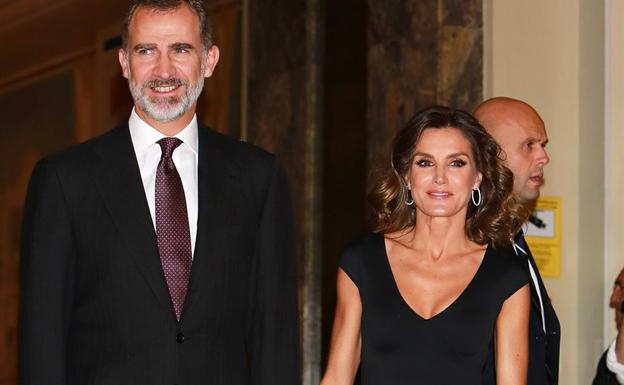 La Reina Letizia sorprende con un vestido de Carolina Herrera