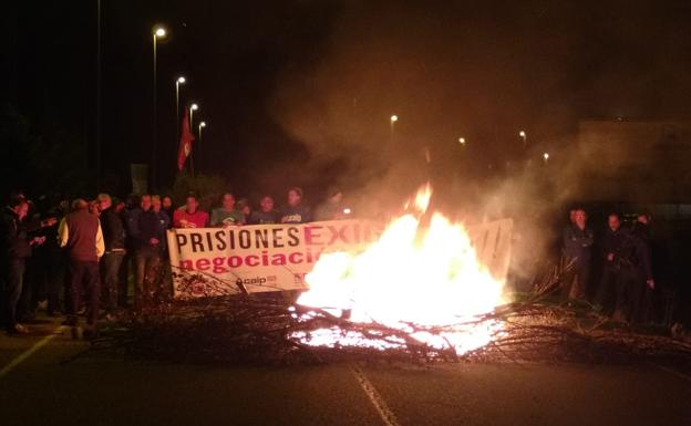 Más de 200 funcionarios de Villahierro en huelga cortan el acceso al centro penitenciario de León