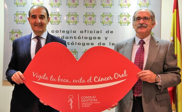 Una veintena de profesionales realizan exámenes gratuitos para prevenir el cáncer oral