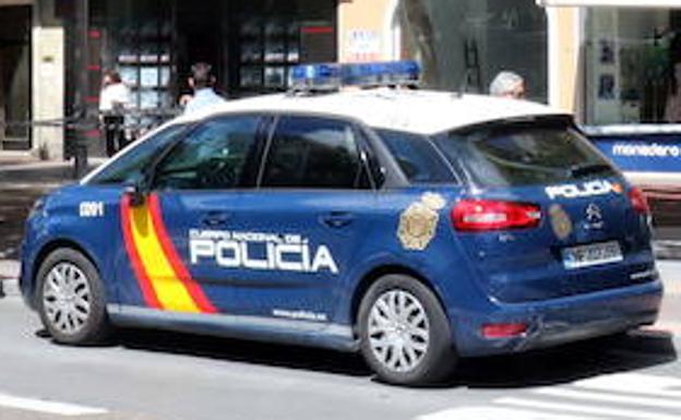 La rápida intervención policial salva la vida de una menor que intentaba arrojarse por la ventana en Valladolid