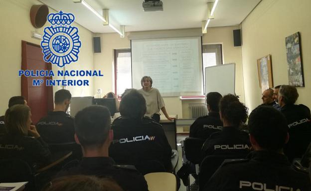 La Policía Nacional realiza jornadas sobre síndrome de down, autismo y alzhéimer