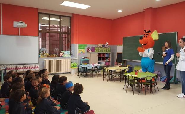 El ratoncito Pérez de Vitaldent sorprende a los alumnos del Colegio Divina Pastora de León