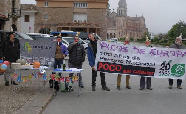 Ecologistas protesta con postres amargos y calabazas por la gestión de Picos de Europa en un acto en Asturias