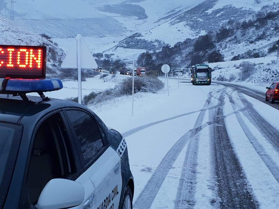 La nieve complica la circulación de Pajares, el Huerna y Somiedo