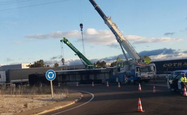 Vuelca un camión de madrugada en el polígono de Villadangos sin dejar heridos