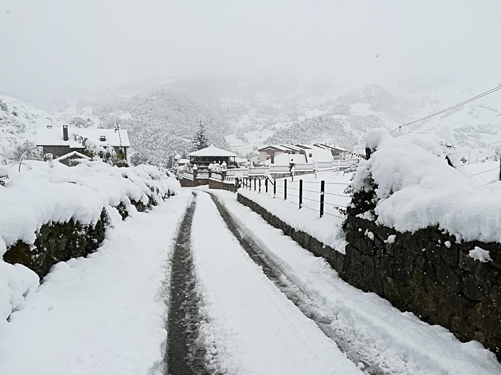 Nieva sobre nevado en León: el norte montañoso se tiñe de blanco
