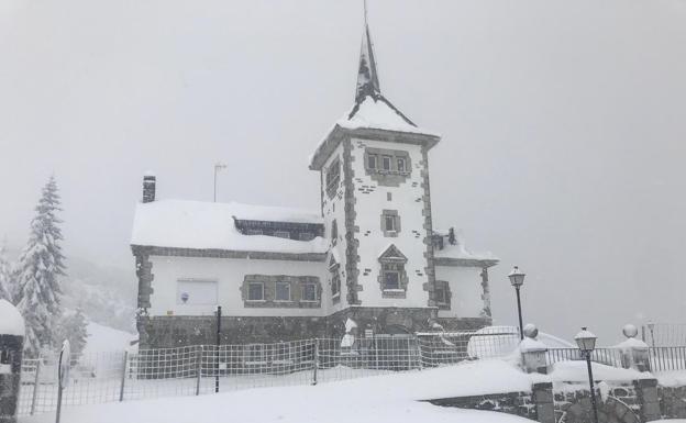 El temporal de nieve obliga corta el puerto de Pajares junto a otros seis puertos y la conexión ferroviaria con Asturias y prohibe el Huerna a los camiones