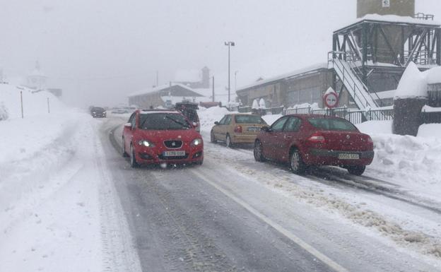 La nieve mantiene cortada la conexión ferroviaria entre León y Asturias desde la tarde del sábado