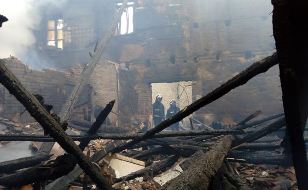 El fuego devora dos viviendas y daña una tercera en San Esteban, Villarín y Sariegos en sólo tres horas