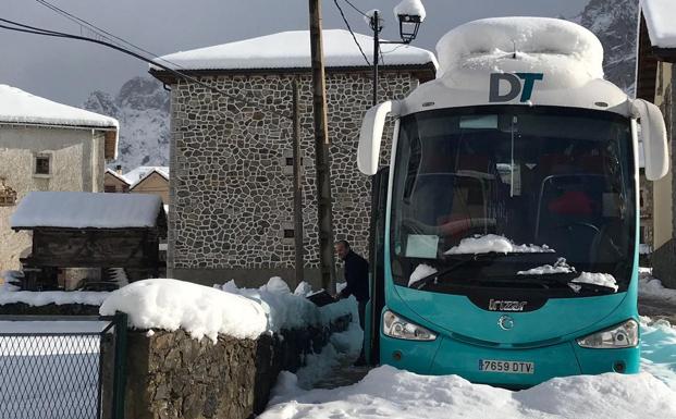 50 turistas permanecen inmovilizados en Posada de Valdeón al quedar atrapado el autobús