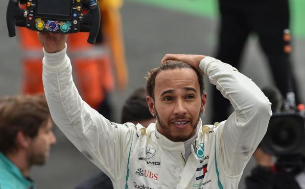 Hamilton, pentacampeón de luto