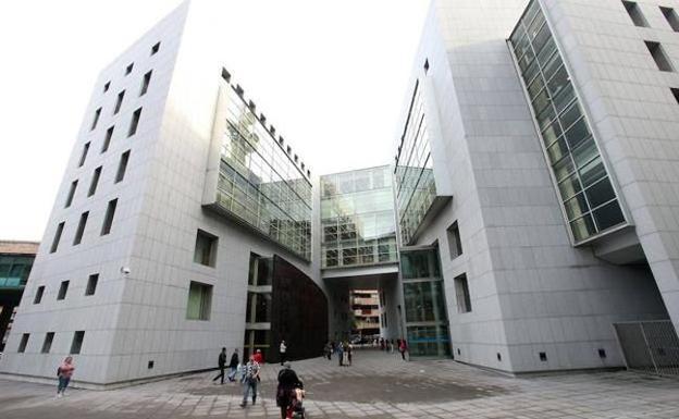 Condenan a tres rumanos a dos años de prisión por robar en un piso de León y en dos de Oviedo