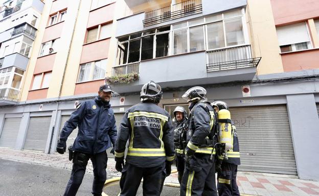 Un incendio calcina el salón y la terraza de una vivienda en la calle La Bañeza del barrio San Mamés