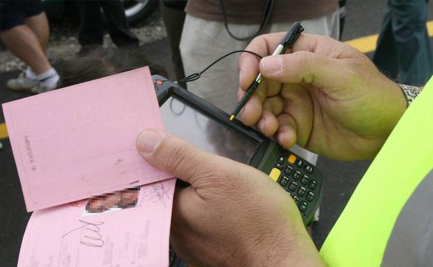 La Fiscalía pide un freno legal para los conductores veteranos que circulan sin renovar el carné