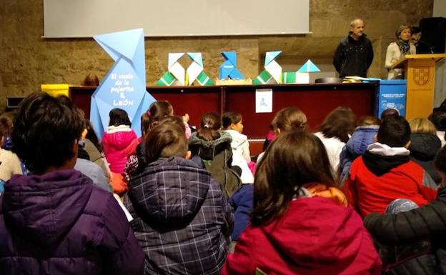 Los leoneses, premiados con tres pajaritas azules por reciclar una media de 35 kilos de papel al año